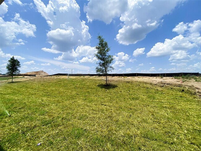 Building Photo - 495 Lily Ln