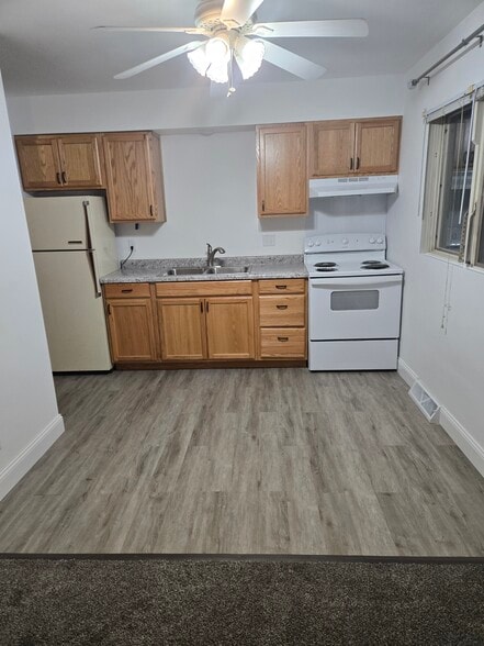 Building Photo - 407 11th Ave W