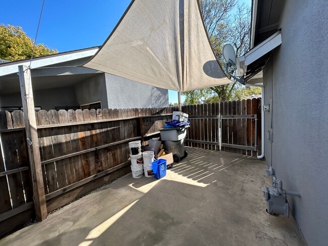 Building Photo - 3 Bedroom 2 Bathroom in NW Visalia