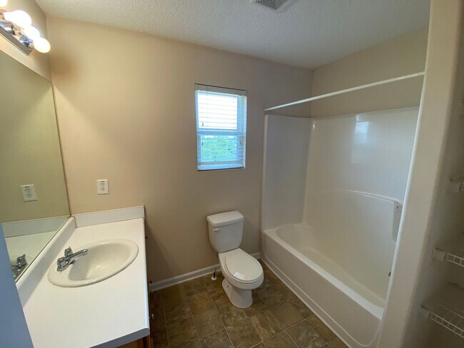 Building Photo - BRIDGEWATER HOME WITH FENCED IN YARD! PRE-...