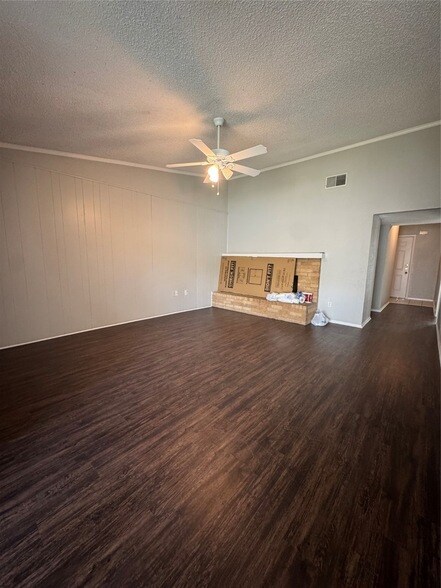 Building Photo - 1925 Bosque Dr