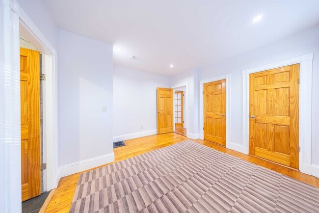 Building Photo - 7 Alcott St