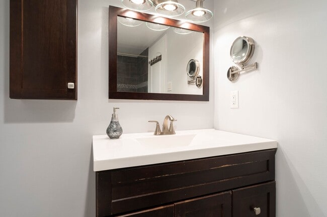 Building Photo - Renovated 1 BR 1 Ba in Hunting Creek Club