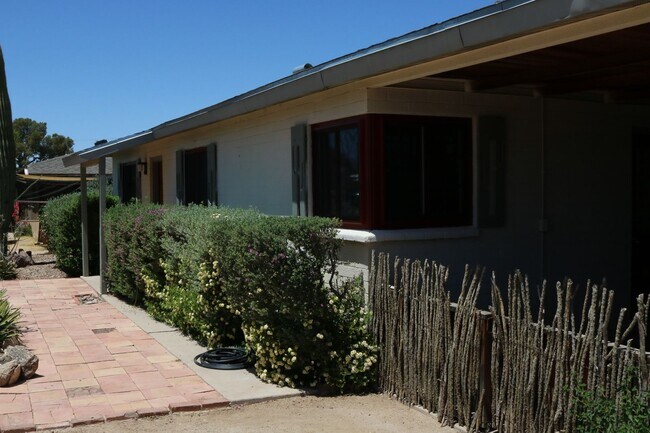 Building Photo - Two bedroom one bath fully furnished located in central Tucson!