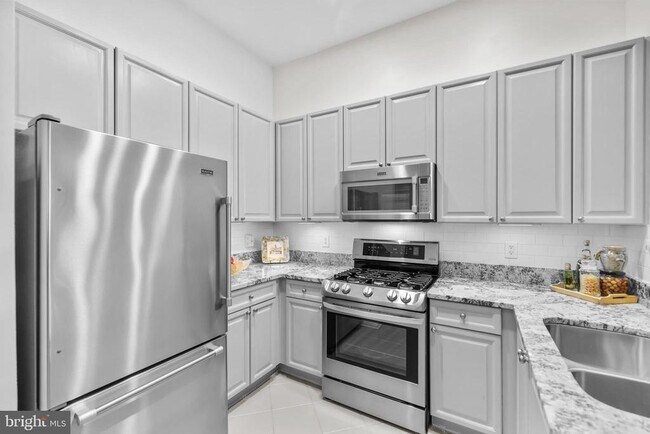 Building Photo - 4951 Brenman Park Dr