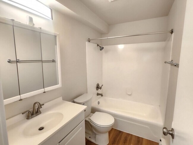 Building Photo - Spacious and Modern 1 Bedroom Located near...