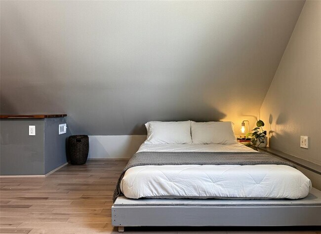 Building Photo - 914 E 39th St