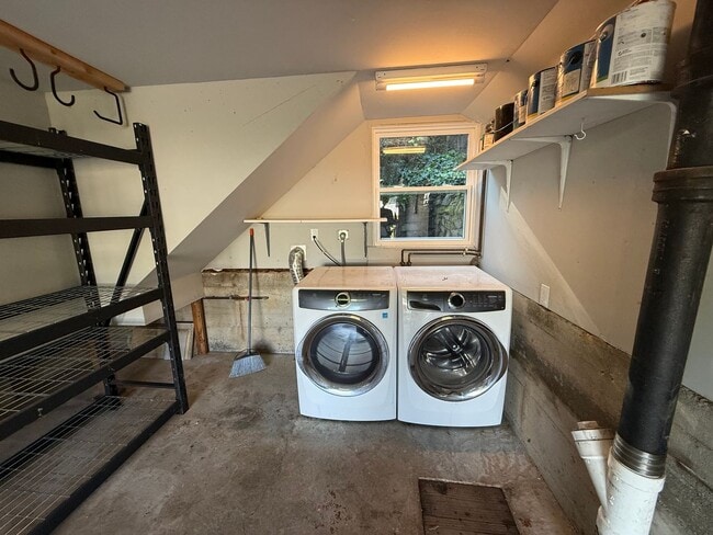 Building Photo - THREE BEDROOM /TWO BATH HOME, JUST A FEW BLOCKS FROM DOWNTOWN LARKSPUR