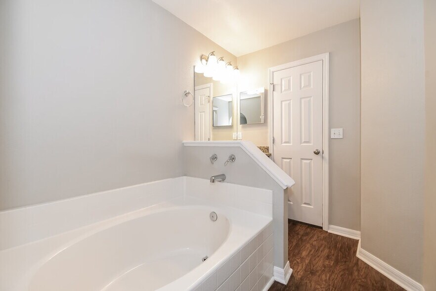 Building Photo - 2668 Lantana Lakes Dr W