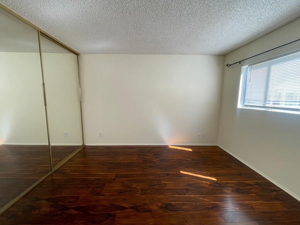 Building Photo - 5330 Zelzah Ave
