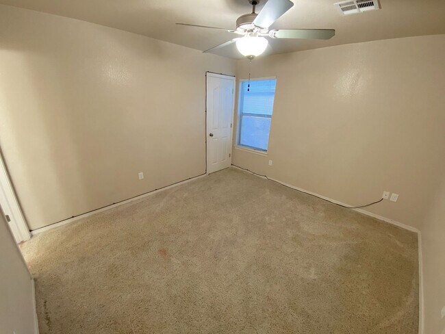 Building Photo - Northeast El Paso 3 Bed Refrig A/C