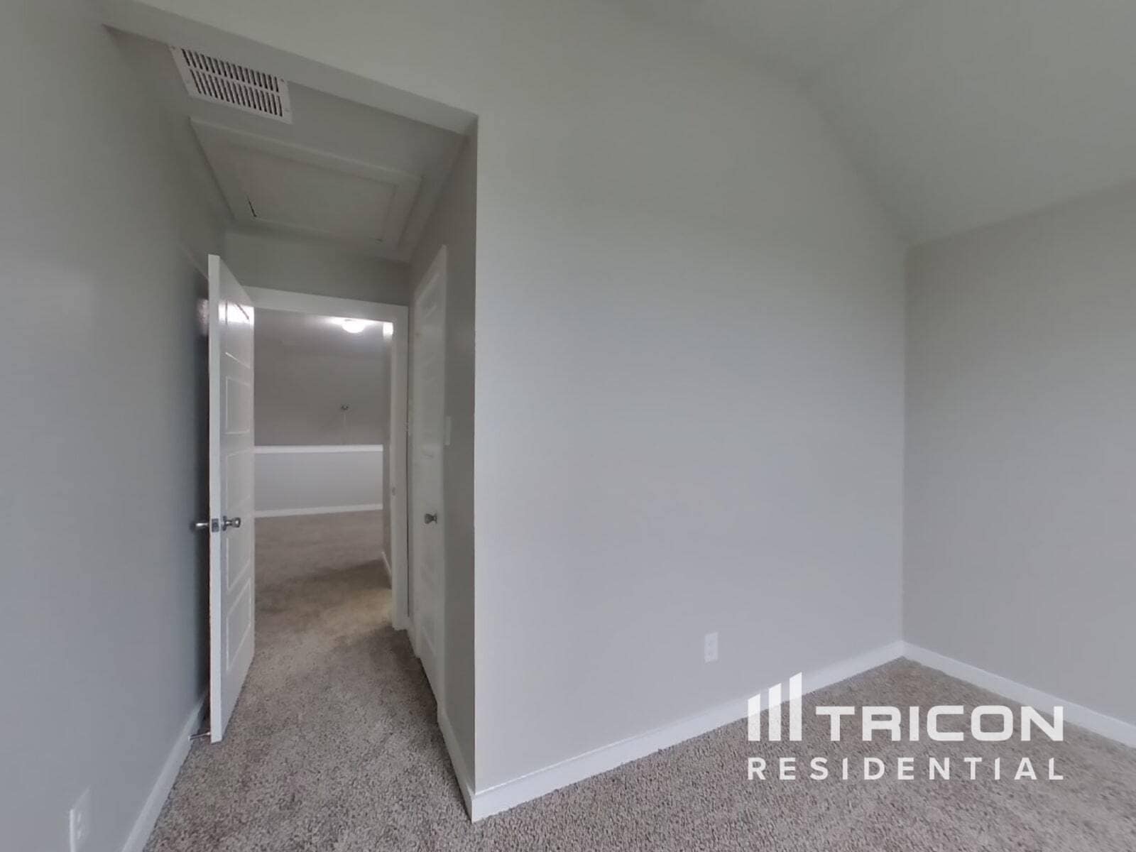 Building Photo - 1620 Village Creek Dr