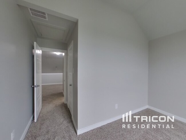 Building Photo - 1620 Village Creek Dr