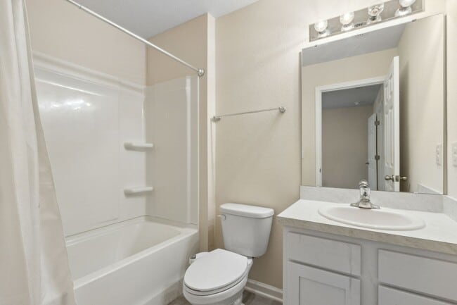Building Photo - Nearly New 2BR/2.5BA Townhome – Great Loca...