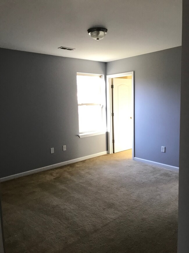 Building Photo - 4 bedroom, 2.5 bath centrally located in T...