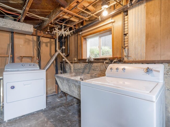 Building Photo - Beautifully remodeled corner lot Roosevelt Home