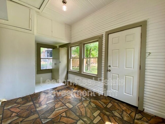 Building Photo - 333 Robinson Pl