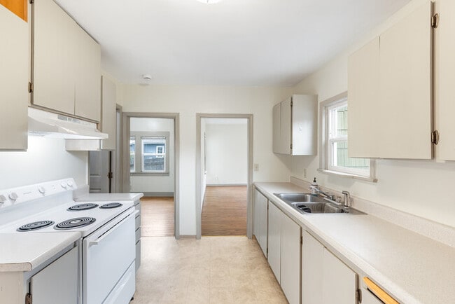 Building Photo - TWO BEDROOM HOUSE IN KELSO