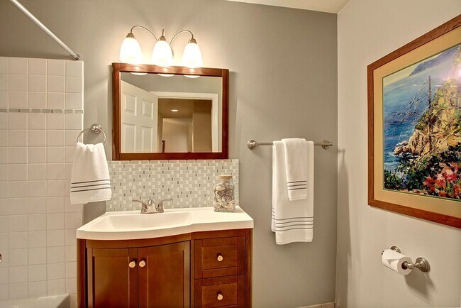 Building Photo - 2Bd/1.75Ba Bothell Condo