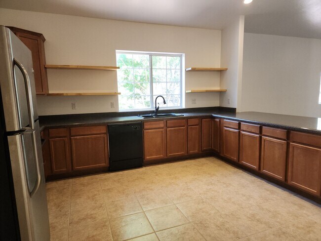 Building Photo - Amazing 2 bed + den / 2 baths in Stone Creek