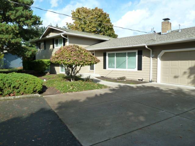 Building Photo - 4bd/2.5ba huge 2436sqft, 2-car garage, ful...
