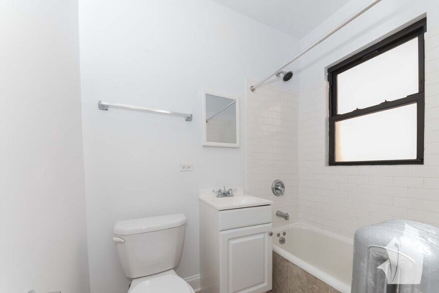 Building Photo - 2747 N Spaulding Ave