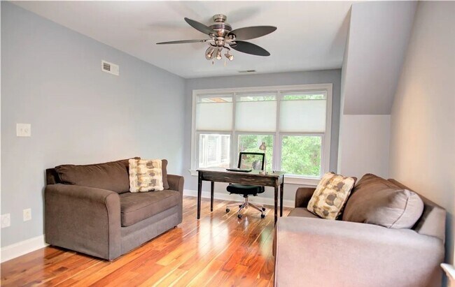 Building Photo - 4 bedroom/ 3.5 bathroom- Stonehouse