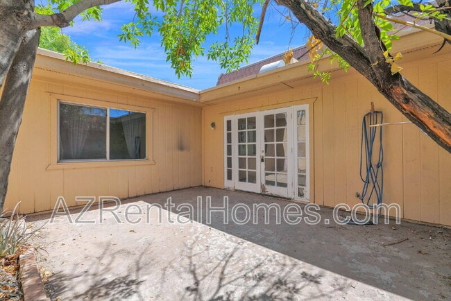 Building Photo - 1622 E Coronado Dr