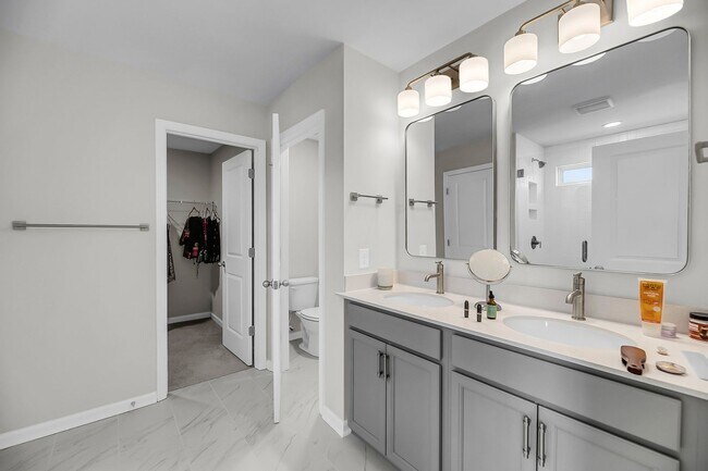 Building Photo - Beautiful 3 bedroom 2.5 bathroom two story home available in North Charleston!
