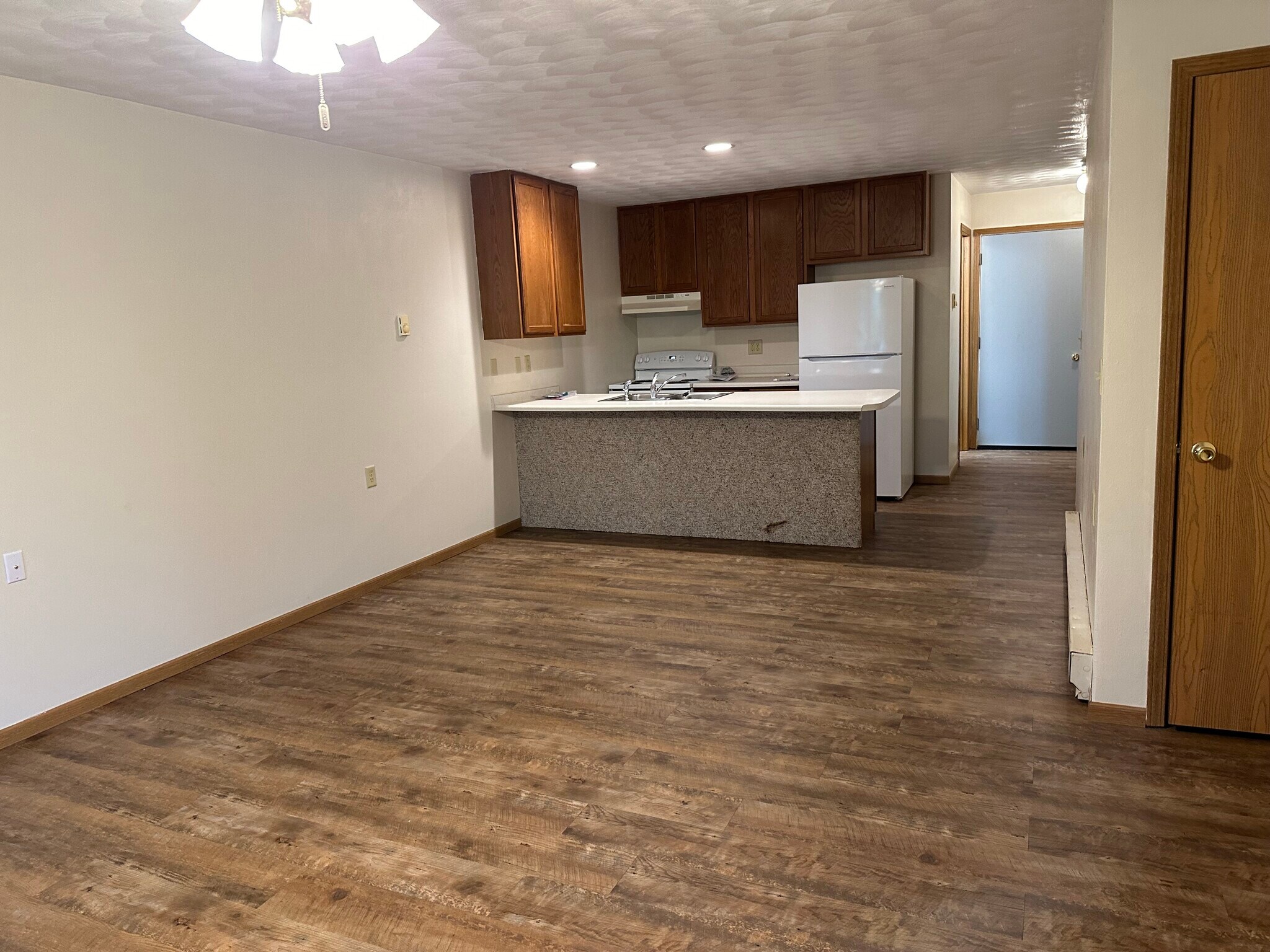 Building Photo - 1062 Lakeshore Dr