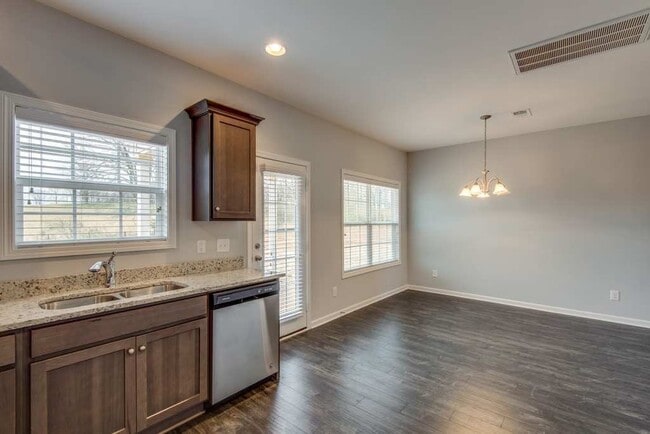 Building Photo - Spacious 4 Bedroom Home with Open Floor Plan - Free Rent!