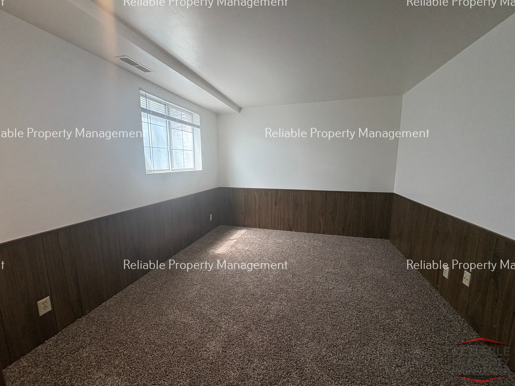 Building Photo - 1524 Falcon Dr