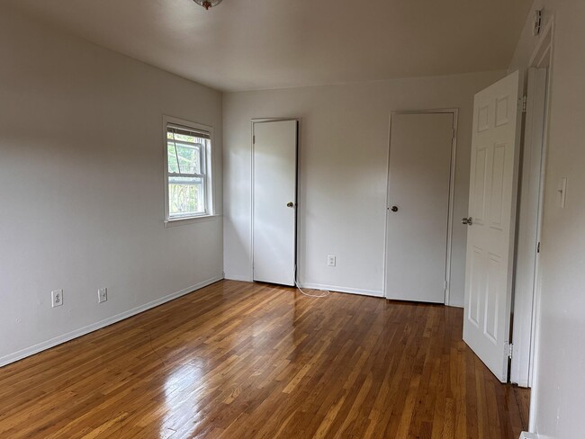 Building Photo - 464 N Corona Ave