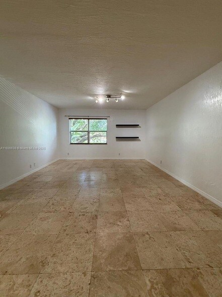 Building Photo - 530 NE 15th Ct