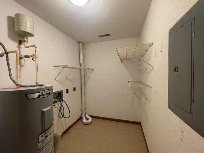 Building Photo - 2 Bedroom 1 bathroom Apartment in Wickliffe