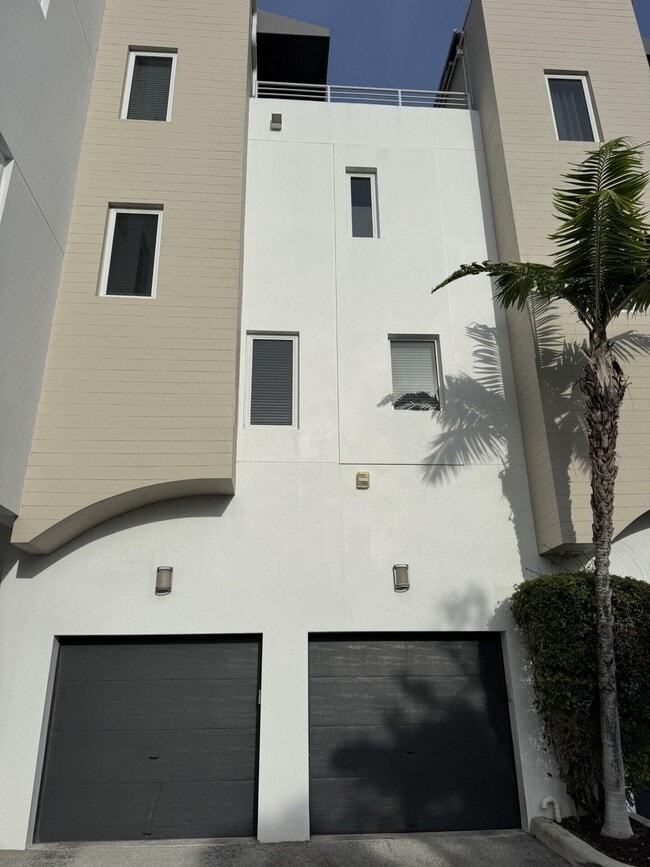 Building Photo - 169 SE 1st Ave