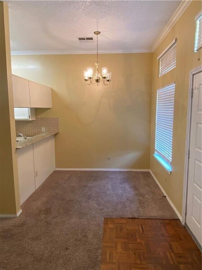 Building Photo - Wedgewood #311