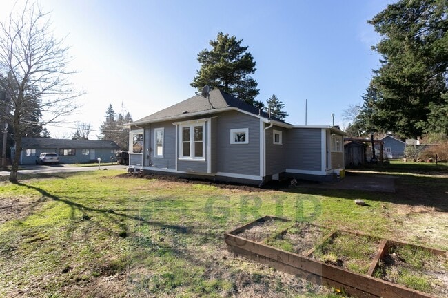 Building Photo - Two Bedroom Craftsman Home Available in th...