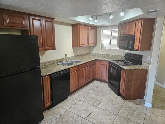 Building Photo - 885 N Granite Reef Rd