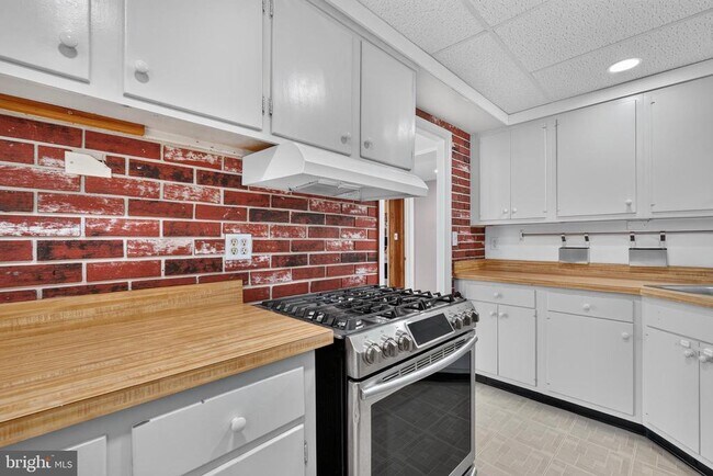 Building Photo - 7027 Jefferson Ave