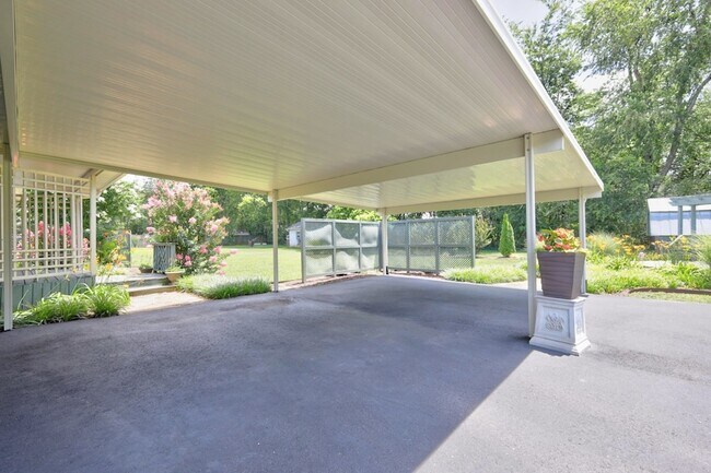 Building Photo - 3215 Arthur Dr