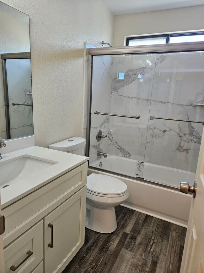 Building Photo - 2 bedroom or 1 bed with loft