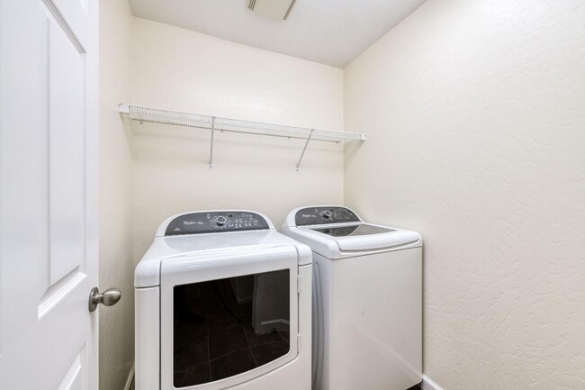 Building Photo - Clean and neat 4 bedroom, 2 bathroom single story in the Fancher Creek area 93727
