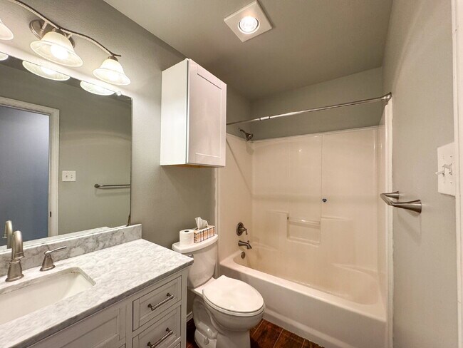 Building Photo - 3-Bedroom Home in Milwaukee Ridge HOA