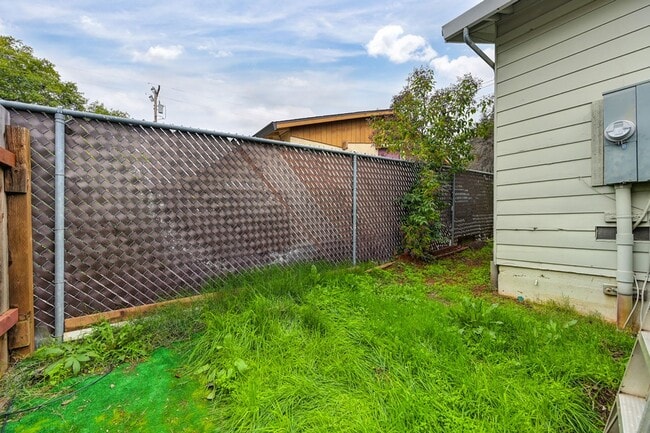 Building Photo - Charming 3 Bedroom, 2 Bath Home Close to Town