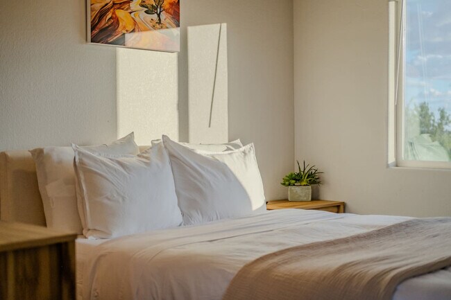 Building Photo - 736 W Rider Dr