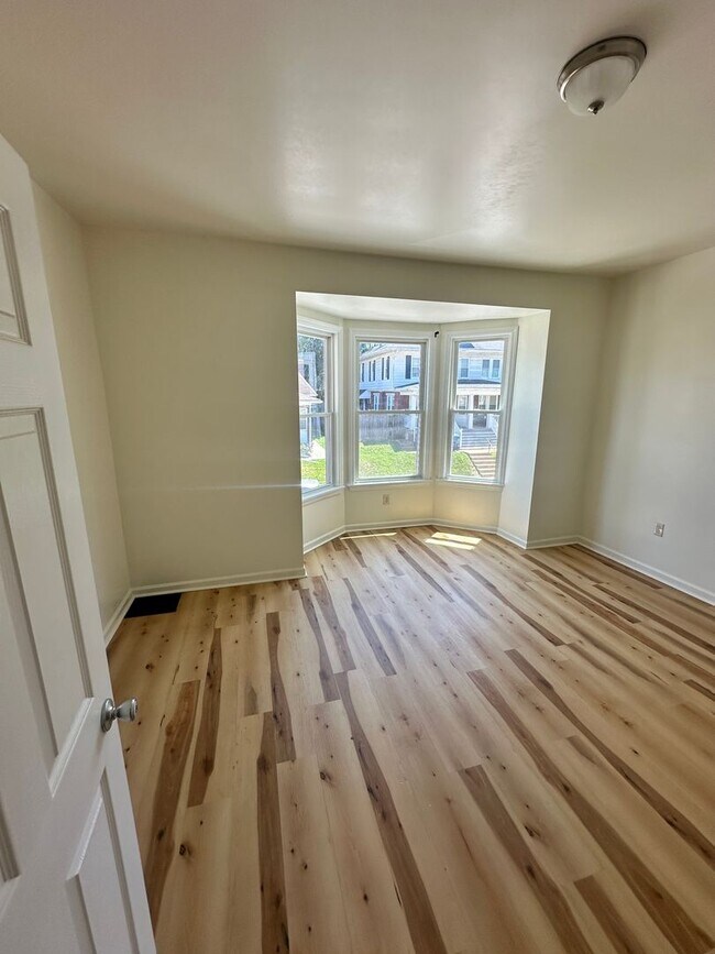 Building Photo - 1211 W Poplar St