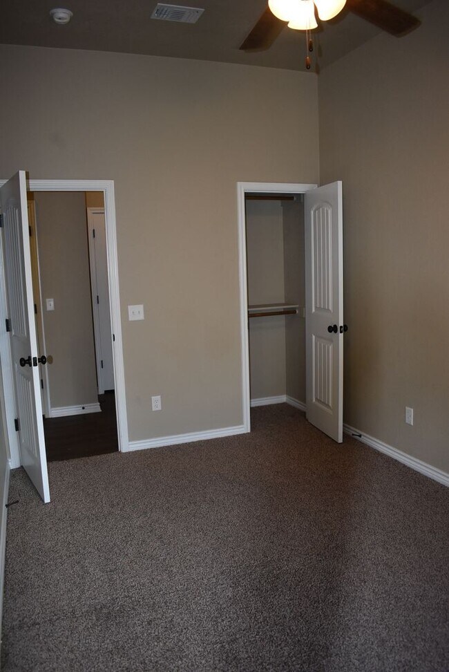 Building Photo - 1808 Seminole Cir