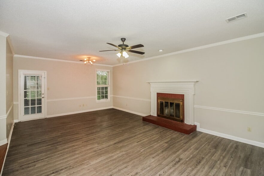 Building Photo - 405 Locust Grove Dr