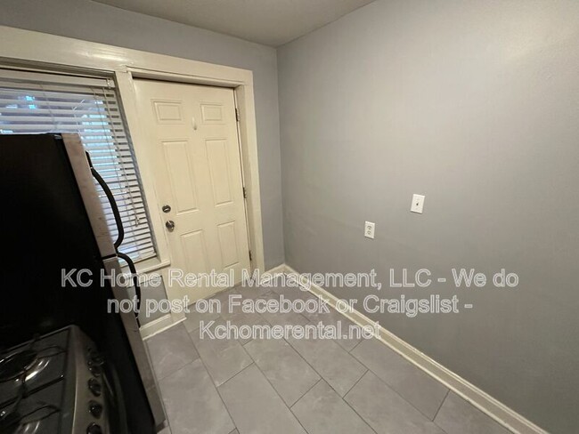 Building Photo - 1112 W 41st Terrace